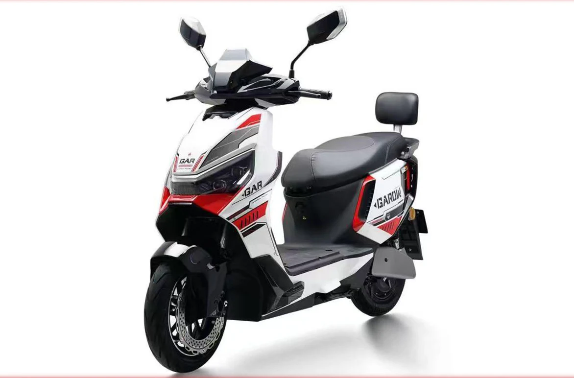 Garow DT-86 Max electric scooter in white and red GAROW livery, front three-quarter view