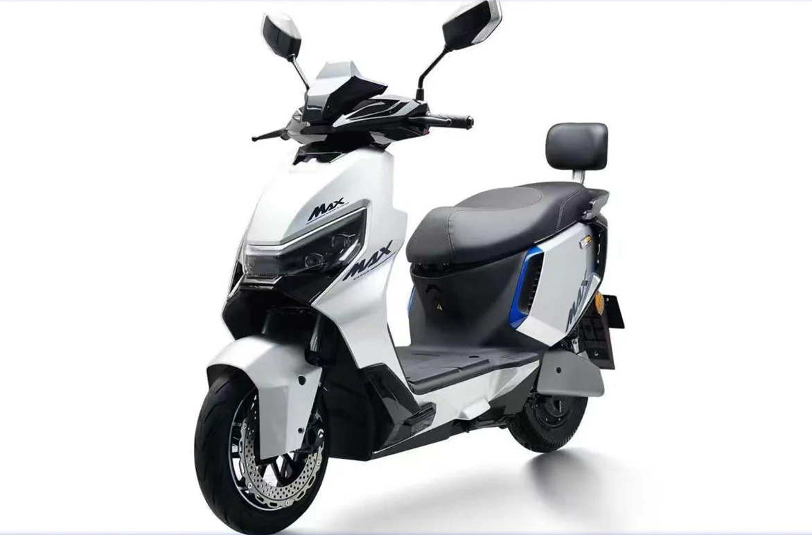 Garow DT-86 Max electric scooter in white and blue, front three-quarter view