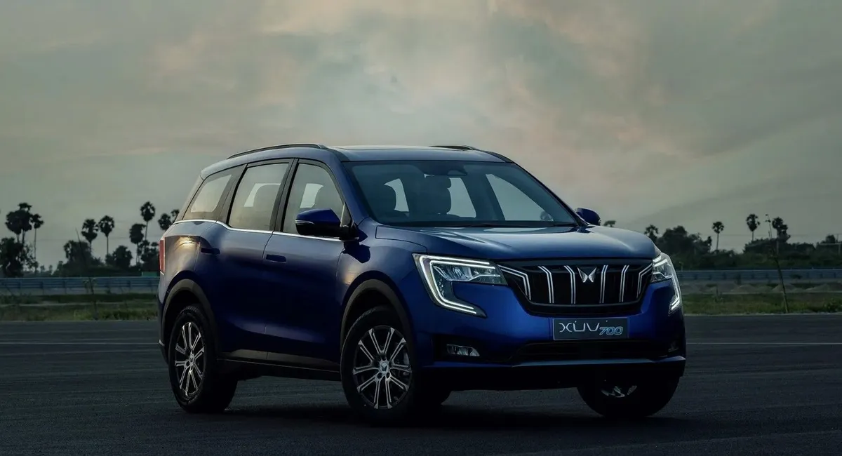 Mahindra XUV 700 AX3 MT Petrol FWD (5 STR) thumbnail 2