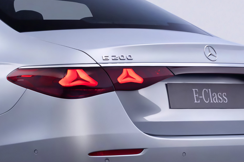 Mercedes benz E Class 220d AMG Line thumbnail 9