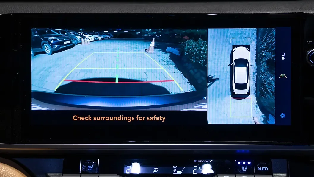 Toyota Camry Hybrid Electric thumbnail 4