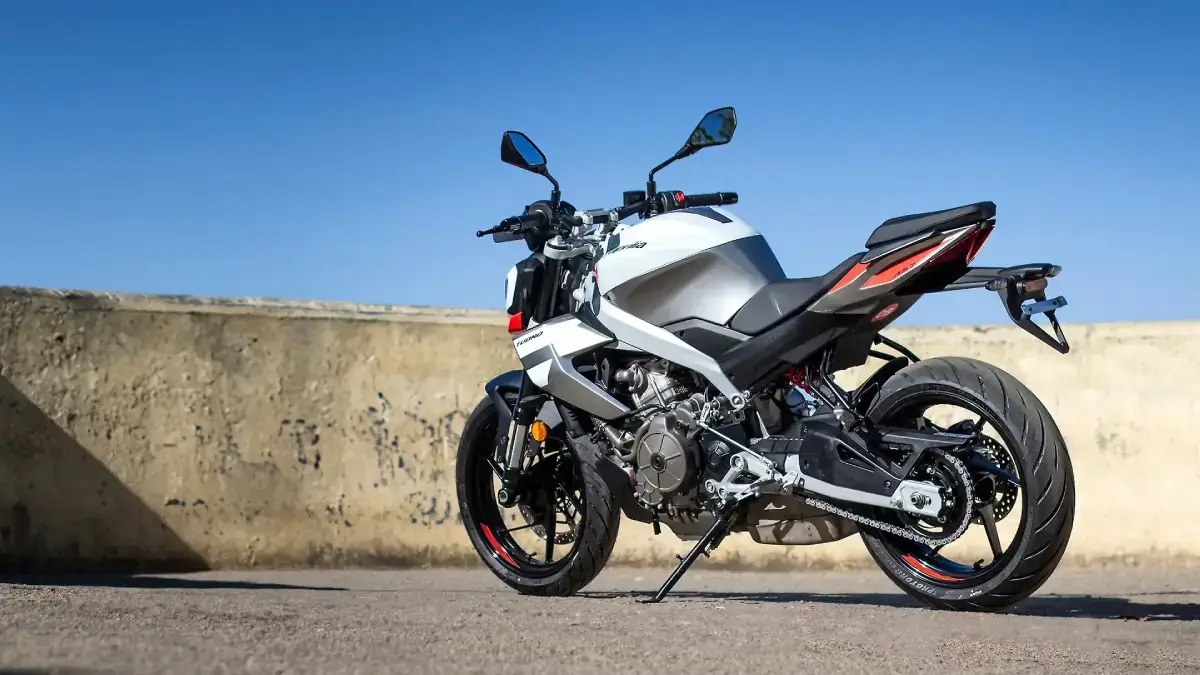 Aprilia Tuono 457 - Photo 1