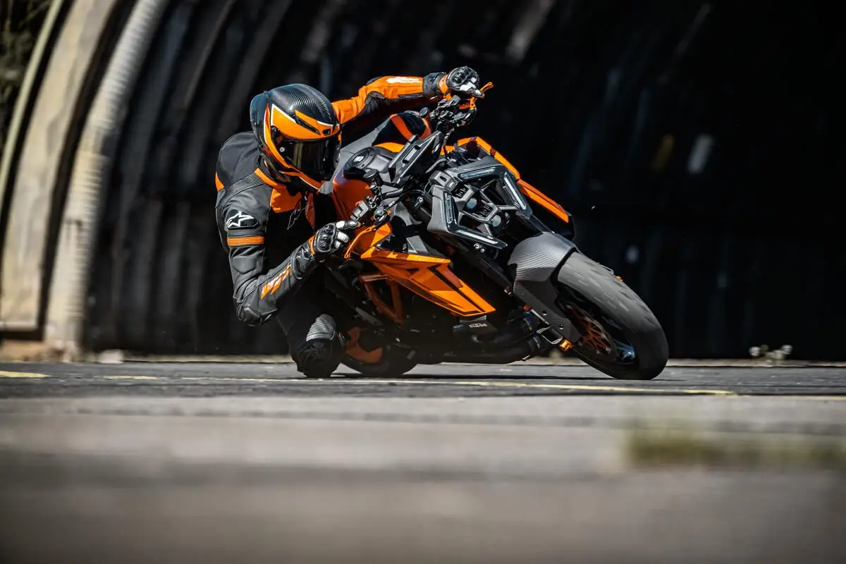 KTM 1390 Super Duke R thumbnail 2