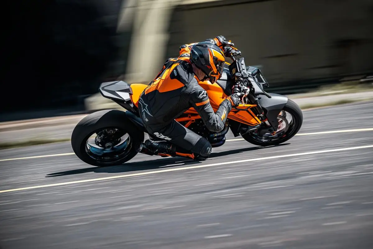KTM 1390 Super Duke R thumbnail 3