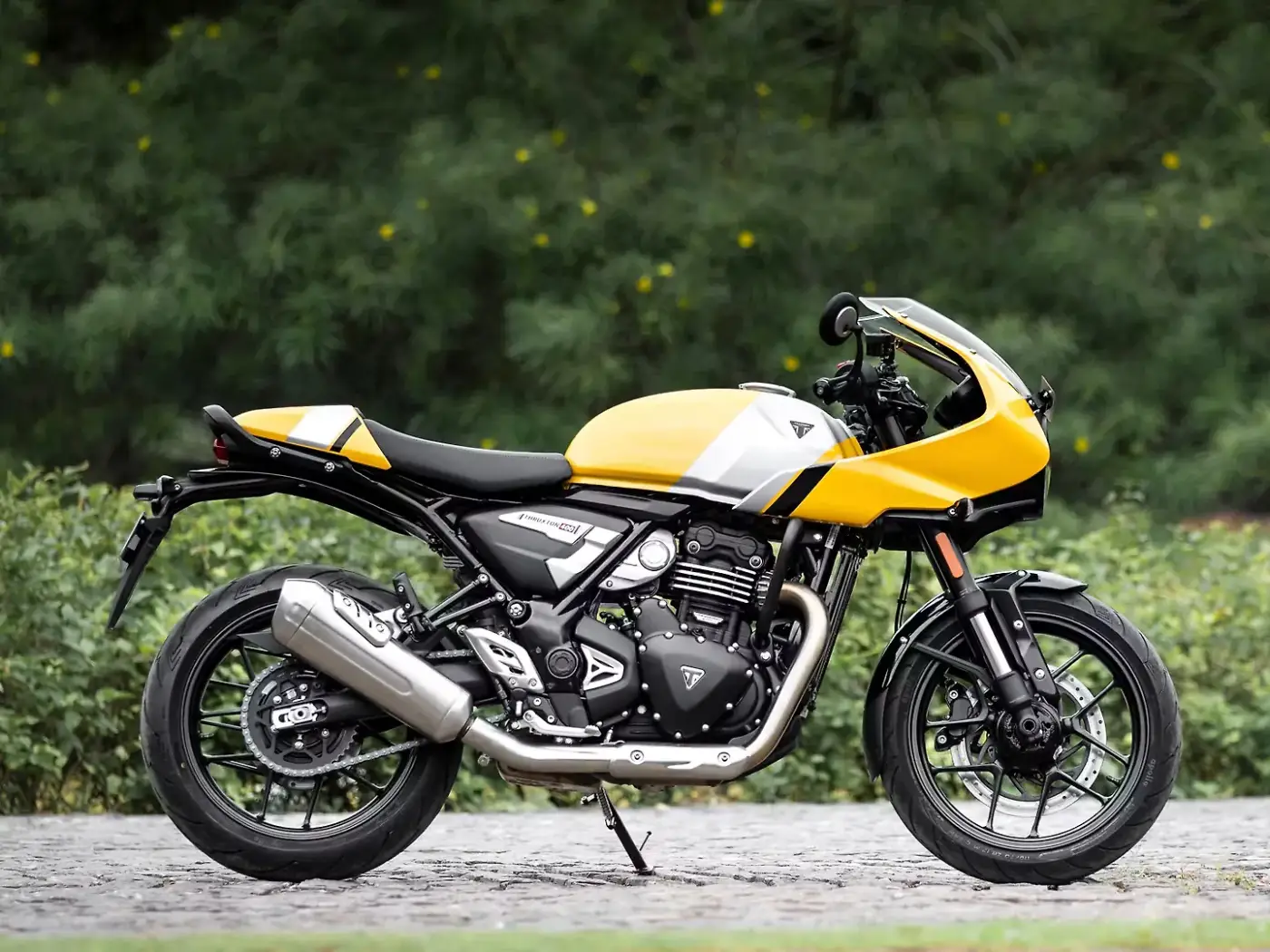 Triumph Thruxton 400 - Photo 1